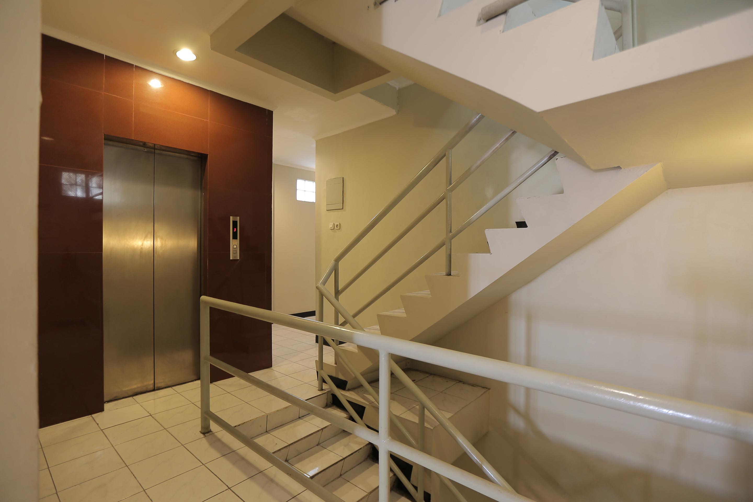 Oyo 117 Blueberry Homestay Jakarta Exterior foto